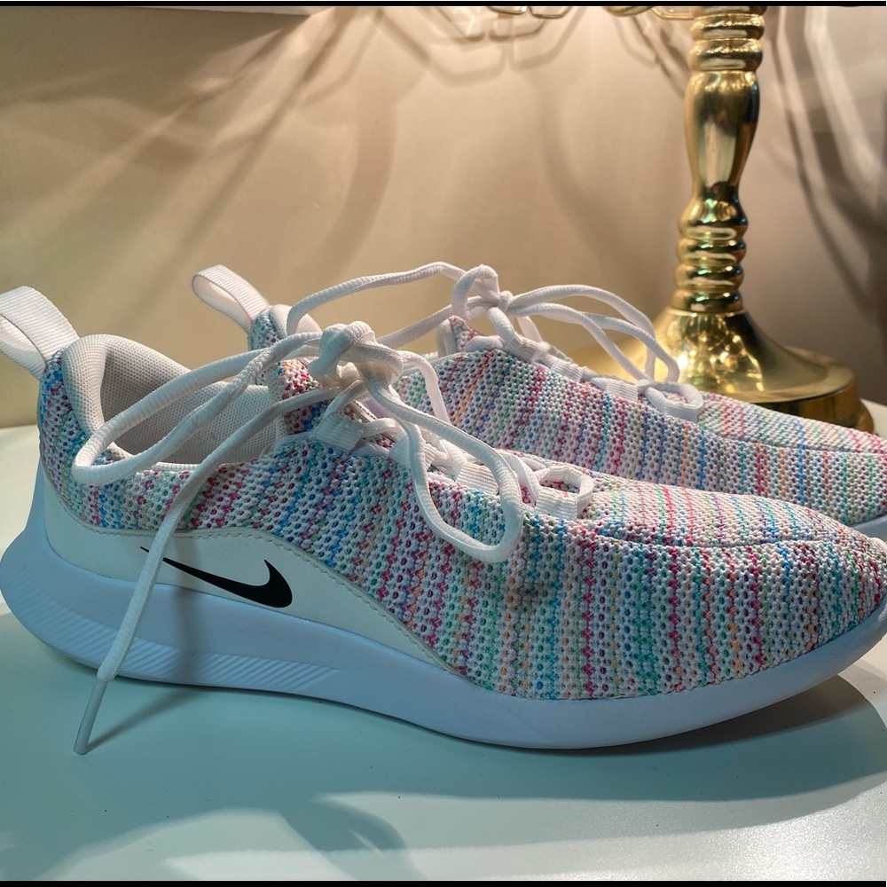 SHOES | Women’s Nike runners size 7/7.5